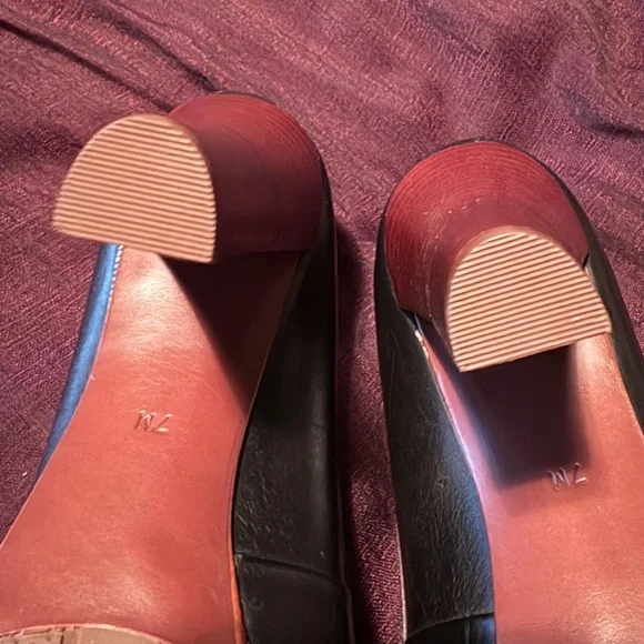 New Tory Burch Leather Pumps with Gold Detail and Wooden Bottom - Picture 5 of 12